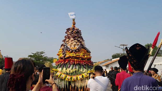 Gunungan hasil bumi jadi rebutan dalam acara Festival Jajan Solo di Puro Mangkunegaran, Jumat (20/10/2023).