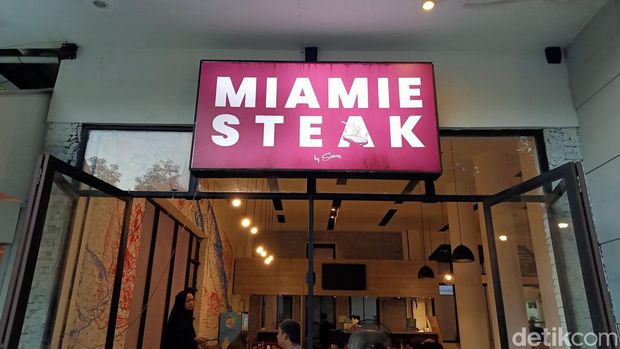 Hidangan Chicken Steak Jumbo & Rice dan Chicken Steak & Rice di Miamie Steak Bandung.