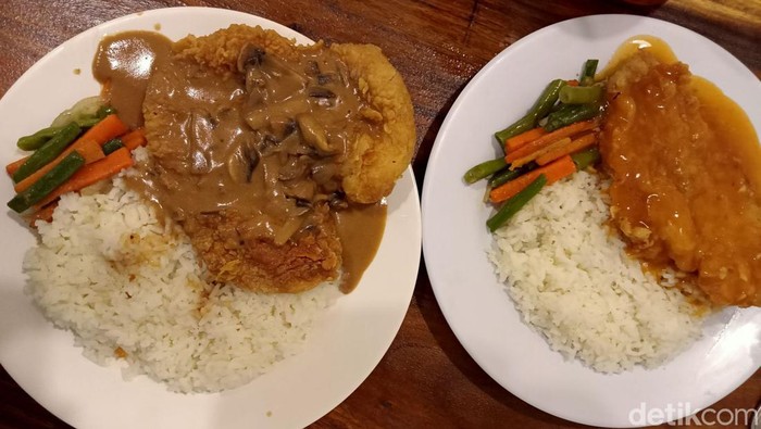 Hidangan Chicken Steak Jumbo & Rice dan Chicken Steak & Rice di Miamie Steak Bandung.