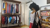 Pemilik butik yang memang telah jatuh cinta dengan fashion dan batik ini mendesain sendiri tiap detail busana yang mengusung konsep tradisional yang dipadukan dengan unsur modern sesuai zaman.