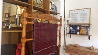 Koleksi busana didominasi oleh hasil desain dan produksi sendiri, sedangkan untuk aksesoris kebanyakan adalah titipan. 