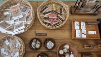 Selain pakaian, bisa juga ditemukan aksesoris seperti kalung dan gelang, sepatu, tas, dan notebook.