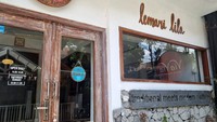 Salah satu toko yang menjual batik adalah Butik Lemari Lila. Butik itu berlokasi di Jalan Prawirotaman No 30, Brontokusuman, Kecamatan Mergangsan, Kota Yogyakarta.