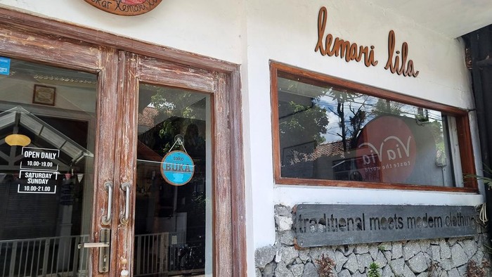 Prawirotaman dulunya dikenal sebagai kampung batik. Namun saat ini hanya ada dua toko yang terus menghidupkan warisan budaya batik Prawirotaman. Yuk lihat koleksi batiknya.