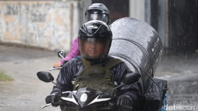 Potret Pengendara Diguyur Hujan di Kota Bandung