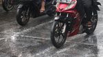 Potret Pengendara Diguyur Hujan di Kota Bandung