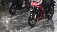 Meski saat ini belum masuk Bulan November hujan sudah turun. (Foto: Wisma Putra/detikJabar)