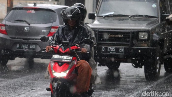 Hujan mengguyur pengendara di Kota Bandung, Jumat 20 Oktober 2023