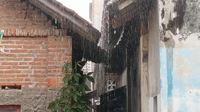 Hujan turun di Klaten, Jumat (20/10/2023).