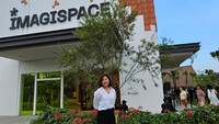 Ini potret Co Founder dan Creative Director Imagispace, Mervi Sumali. Sosoknya dikenal sebagai salah satu pencipta pameran seni interaktif dan imersif terbesar di Indonesia. Foto: Courtesy of Inke Maris
