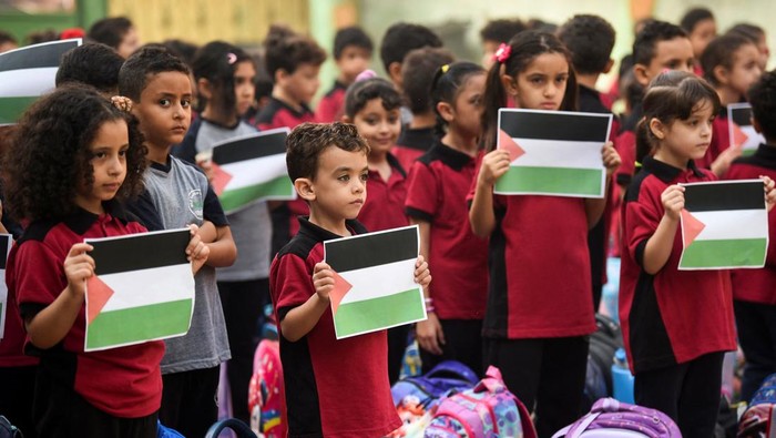 Students stand to mourn for a minute in their school for the Palestinian kids who were killed in Gaza, amid the ongoing conflict between Israel and Hamas, in Cairo, Egypt, October 19, 2023. REUTERS/Mohamed Abd El Ghany