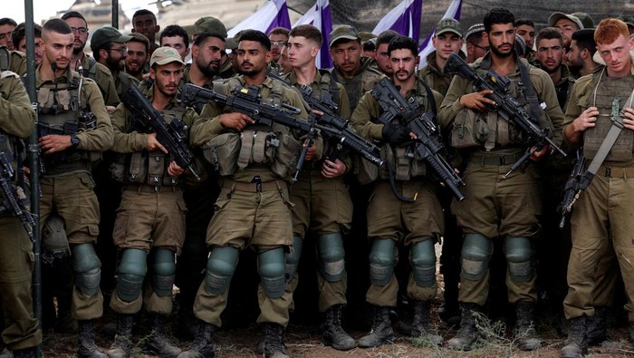 Israeli soldiers listen to Israels Defence Minister Yoav Gallant as he meets them in a field near Israels border with the Gaza Strip, in southern Israel October 19, 2023. REUTERS/Ronen Zvulun     TPX IMAGES OF THE DAY