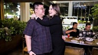 Jennifer Dunn tampil bahagia saat menjamu sahabatnya. Ia bahkan memeluk dan tersenyum lebar usai makan bersama teman-teman yang lainnya. Foto: Instagram/Jeje_haris89
