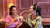 Pergi ke kafe yang cantik juga menjadi agenda wajib baginya. Tak lupa Jennifer Dunn memesan minum yang segar untuk dinikmati bersama teman terdekatnya. Foto: Instagram/Jeje_haris89