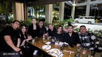 Tak hanya dirayakan bersama keluarga, ulang tahun Jennifer juga dirayakan bareng sahabat terdekat. Makan malam mewah di sebuah restoran jadi acara perayaan yang spesial. Foto: Instagram/Jeje_haris89