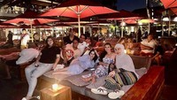 Berlibur ke Bali juga menjadi ajang sosialisasi bagi Jennifer Dunn. Ia menyewa sebuah area di beach club untuk bersantai bersama kawan-kawannya. Foto: Instagram/Jeje_haris89