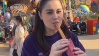 Wanita yang pernah berseteru dengan Shafa Harris ini juga hobi kulineran ke luar negeri. Churros yang manis dan hangat menjadi camilannya saat berkunjung ke Disneyland. Foto: Instagram/Jeje_haris89