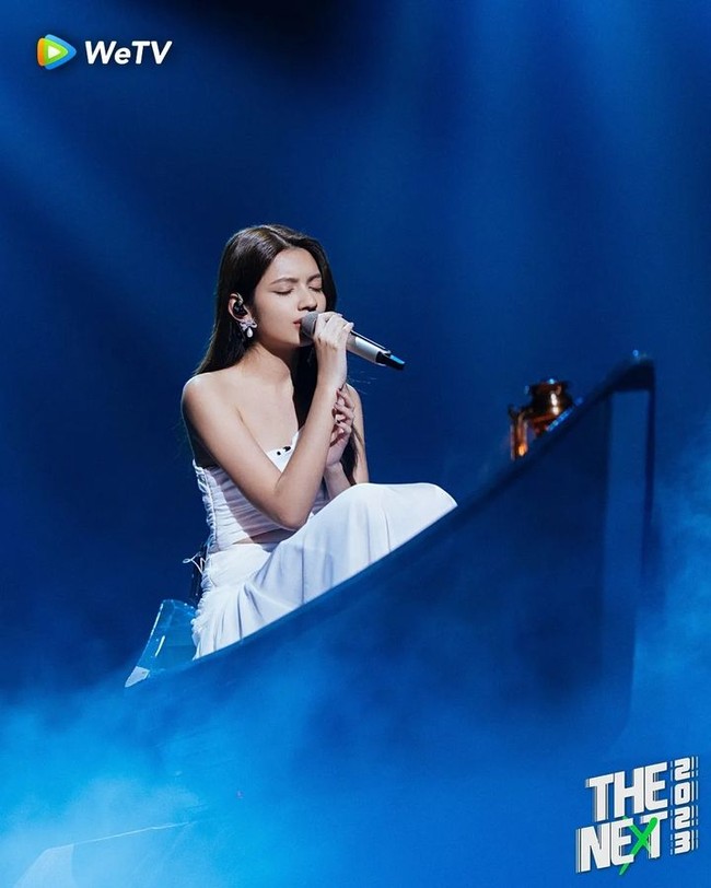 Sekilas keduanya memang punya bentuk wajah, mata, dan bibir yang serupa. Apalagi mereka juga kerap tampil dengan gaya rambut lurus dan berponi. Foto: Instagram @lovejeryllee