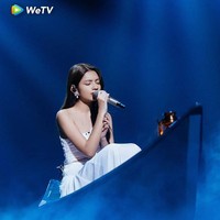 Sekilas keduanya memang punya bentuk wajah, mata, dan bibir yang serupa. Apalagi mereka juga kerap tampil dengan gaya rambut lurus dan berponi. Foto: Instagram @lovejeryllee