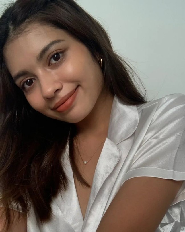 Sayangnya kemiripan di antara keduanya malah menuai perdebatan yang membuat Lee Pei Ling tidak nyaman. Dilansir 8days, banyak komentar di media sosial Weibo yang menyebut bahwa finalis SingChina sengaja mengikuti gaya Lisa. Adapun yang menyebut jika wanita 23 tahun tersebut bisa menjadi pengganti Lisa di industri hiburan China. Foto: Instagram @lovejeryllee