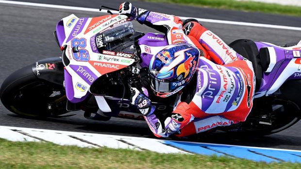 Prima Pramac's Spanish rider Jorge Martin rides his motorcycle during the MotoGP second free practice session of the Australian Grand Prix at Phillip Island on October 20, 2023. (Photo by Paul CROCK / AFP) / -- IMAGE RESTRICTED TO EDITORIAL USE - STRICTLY NO COMMERCIAL USE --