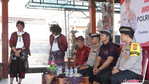 Kegiatan Jumat Mesadu oleh Polres Klungkung di Desa Tihingan, Klungkung, Jumat (20/10/2023).
