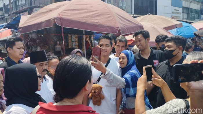 Kaesang Pangarep blusukan ke Pasar Kebayoran Lama.