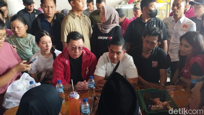 Kaesang Pangarep blusukan ke Pasar Kebayoran Lama.