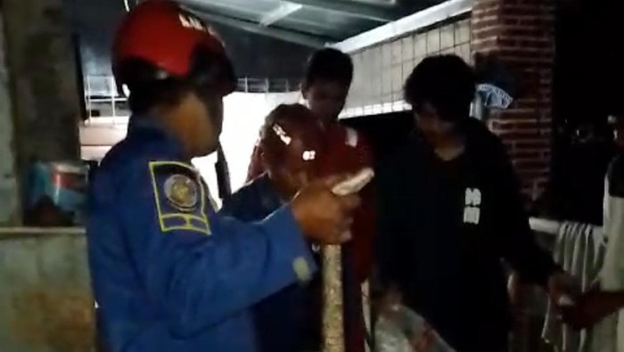 Kaget Ular Sanca Muncul di Mesin Cuci, Warga Bogor Panggil Damkar (dok Damkar Kabupaten Bogor)