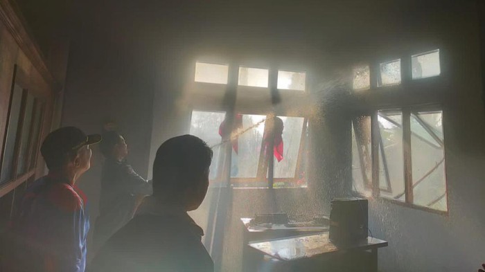 Petugas pemadam kebakaran melakukan pendinginan di sudut ruangan kantor Camat Baturiti. Kantor tersebut terbakar pada  Jumat pagi (20/10/2023).