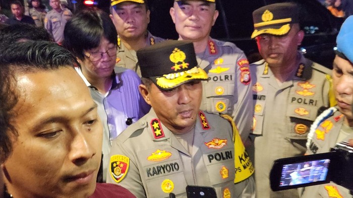 Kapolda Metro Jaya Irjen Karyoto mendatangi lokasi demo mahasiswa di Patung Kuda, Jakpus, Jumat (20/10/2023) malam.