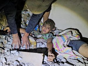Bersiap Hal Terburuk, Warga Gaza Tuliskan Nama di Tubuh Anaknya