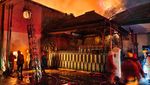 Ganasnya Kobaran Api Ludeskan Pabrik Lilin Surabaya