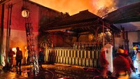 Sebanyak 20 unit kendaraan pemadam kebakaran dan puluhan personel pemadam kebakaran diterjunkan ke lokasi untuk memadamkan api yang berkobar dahsyat. Dok. Command Center 112 Surabaya