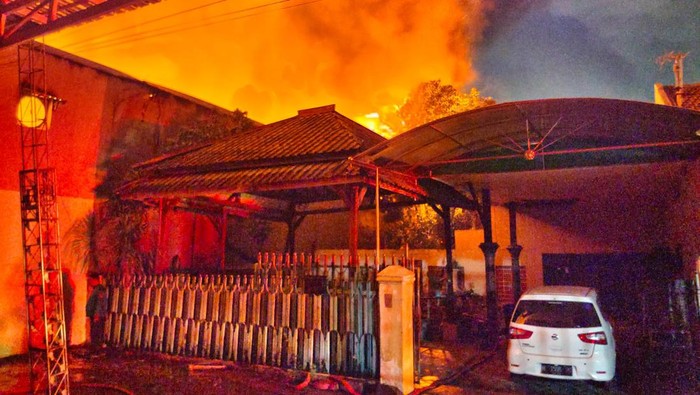 Kebakaran pabrik lilin Biola Candle Surabaya