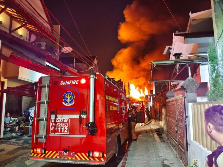 Ganasnya Kobaran Api Ludeskan Pabrik Lilin Surabaya