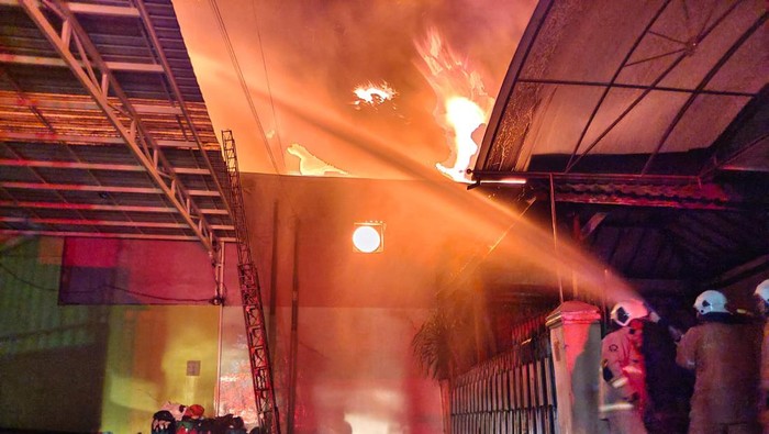Kebakaran pabrik lilin Biola Candle Surabaya Kebakaran pabrik lilin Biola Candle Surabaya
