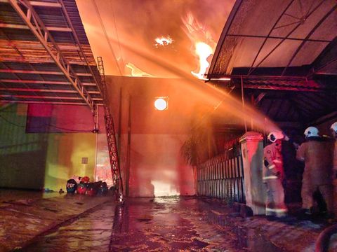 Kebakaran pabrik lilin Biola Candle Surabaya