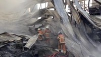 Kebakaran pabrik lilin Biola Candle di Surabaya diduga akibat korsleting listrik. Imbas kebakaran itu, lahan pabrik seluas 3.000 meter persegi ludes terbakar. Dok. Command Center 112 Surabaya