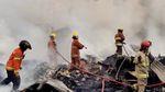 Ganasnya Kobaran Api Ludeskan Pabrik Lilin Surabaya