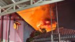 Ganasnya Kobaran Api Ludeskan Pabrik Lilin Surabaya