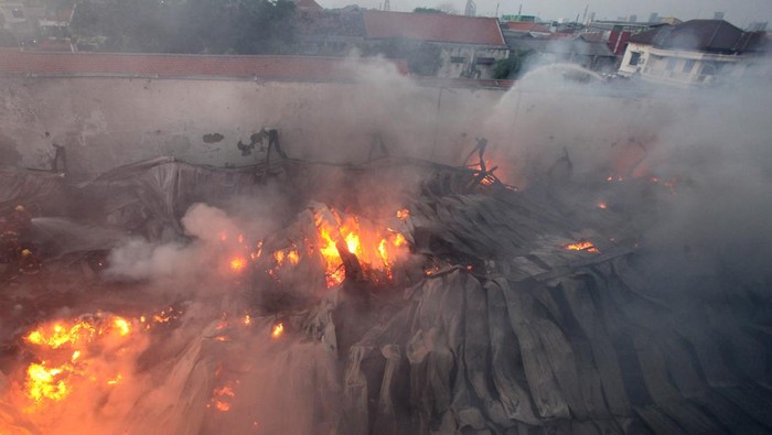 Kondisi pabrik lilin yang ludes terbakar di Jalan Karang Asem, Surabaya, Jawa Timur, Jumat (20/10/2023). Sebanyak 20 kendaraan pemadam kebakaran dikerahkan untuk memadamkan kebakaran pabrik seluas sekitar 3.000 meter persegi  yang berdiri di tengah pemukiman padat penduduk itu. ANTARA FOTO/Didik Suhartono/rwa.