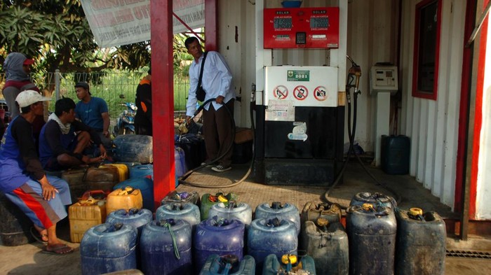 Nelayan antre mengisi Bahan Bakar Minyak (BBM) jenis solar di Desa Mojo, Pemalang, Jawa Tengah, Jumat (20/10/2023). Menurut PT Pertamina Patra Niaga Regional Jawa Bagian Tengah kebutuhan BBM jenis solar untuk 760 nelayan kapal kecil di daerah tersebut sebanyak 340 KL per bulan dan PT Pertamina memasok sebanyak 14.400 KL per tahun. ANTARA FOTO/Oky Lukmansyah/tom.