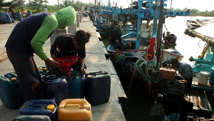 Kebutuhan BBM solar nelayan kapal kecil Nelayan antre mengisi Bahan Bakar Minyak (BBM) jenis solar di Desa Mojo, Pemalang, Jawa Tengah, Jumat (20/10/2023). Menurut PT Pertamina Patra Niaga Regional Jawa Bagian Tengah kebutuhan BBM jenis solar untuk 760 nelayan kapal kecil di daerah tersebut sebanyak 340 KL per bulan dan PT Pertamina memasok sebanyak 14.400 KL per tahun. ANTARA FOTO/Oky Lukmansyah/tom.