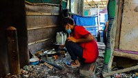 Untuk memenuhi kebutuhan sehari-harinya, penghuni ada yang berutang ke warung hingga mengharap bantuan para dermawan. Mereka berharap bisa segera diizinkan lagi beraktivitas di TPA Sarimukti seperti sediakala (Foto: Whisnu Pradana/detikJabar).