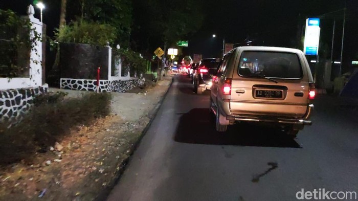 Kemacetan jalur Jogja-Wonosari Gunungkidul, Jumat (20/10/2023) malam.