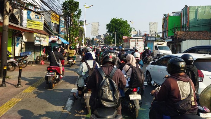 Kemacetan terjadi di Jalan Dewi Sartika, Cawang, Jakarta Timur yang mengarah ke Kalibata maupun Kampung Melayu. Banyak pemotor yang menerobos lewat trotoar jalan.
