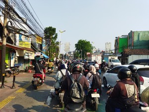 Macet Jl Dewi Sartika Jaktim, Pemotor Gunakan Trotoar untuk Putar Arah
