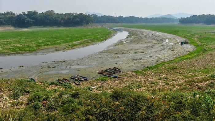 Kondisi Sungai Citarum yang mengering di Batujajar, Kabupaten Bandung Barat, Jawa Barat, Jumat (20/10/2023). Badan Metereologi, Klimatologi dan Geofisika (BMKG) menyatakan, fenomena alam El Nino pada tahun ini menyebabkan kemarau yang lebih kering dan panjang, serta berdampak pada produksi pertanian dan mengeringnya sumber-sumber air. ANTARA FOTO/Raisan Al Farisi/rwa.