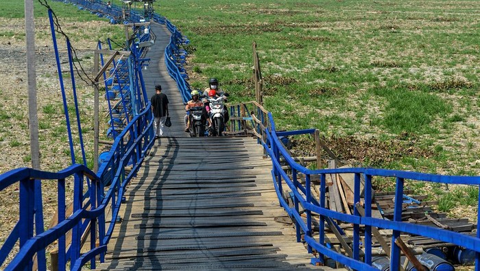 Kondisi Sungai Citarum yang mengering di Batujajar, Kabupaten Bandung Barat, Jawa Barat, Jumat (20/10/2023). Badan Metereologi, Klimatologi dan Geofisika (BMKG) menyatakan, fenomena alam El Nino pada tahun ini menyebabkan kemarau yang lebih kering dan panjang, serta berdampak pada produksi pertanian dan mengeringnya sumber-sumber air. ANTARA FOTO/Raisan Al Farisi/rwa.